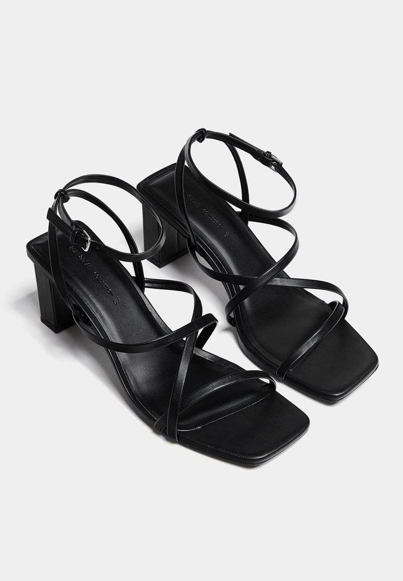 PULL&BEAR PULL&BEAR WITH CROSSOVER STRAPS - Sandals - black Saisonale Angebote