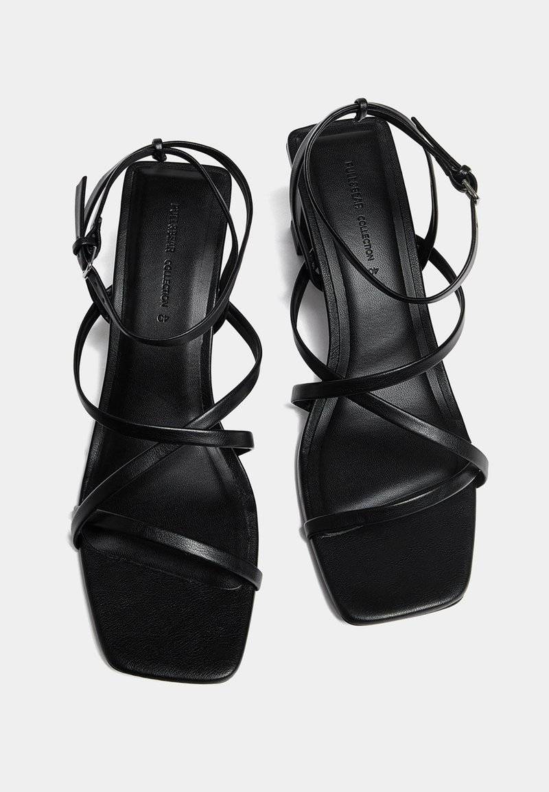 PULL&BEAR PULL&BEAR WITH CROSSOVER STRAPS - Sandals - black Saisonale Angebote
