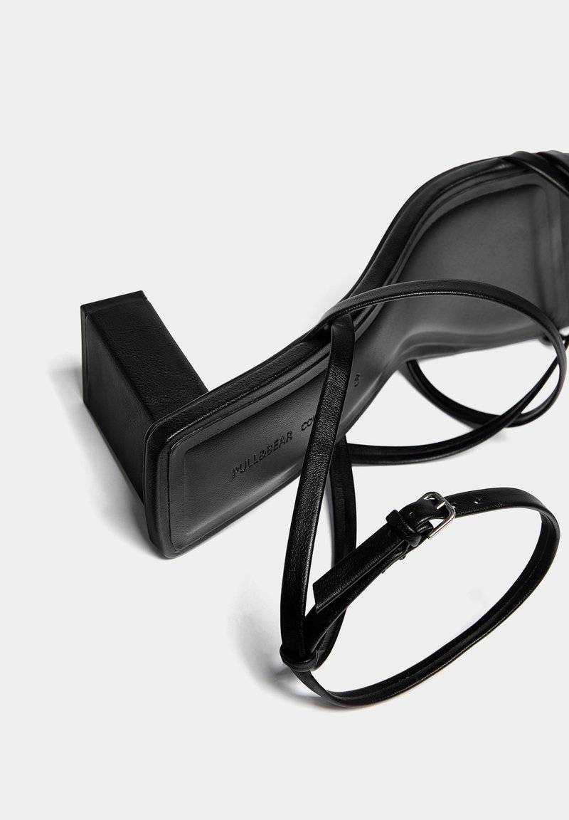 PULL&BEAR PULL&BEAR WITH CROSSOVER STRAPS - Sandals - black Saisonale Angebote