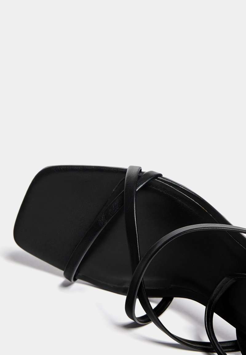 PULL&BEAR PULL&BEAR WITH CROSSOVER STRAPS - Sandals - black Saisonale Angebote