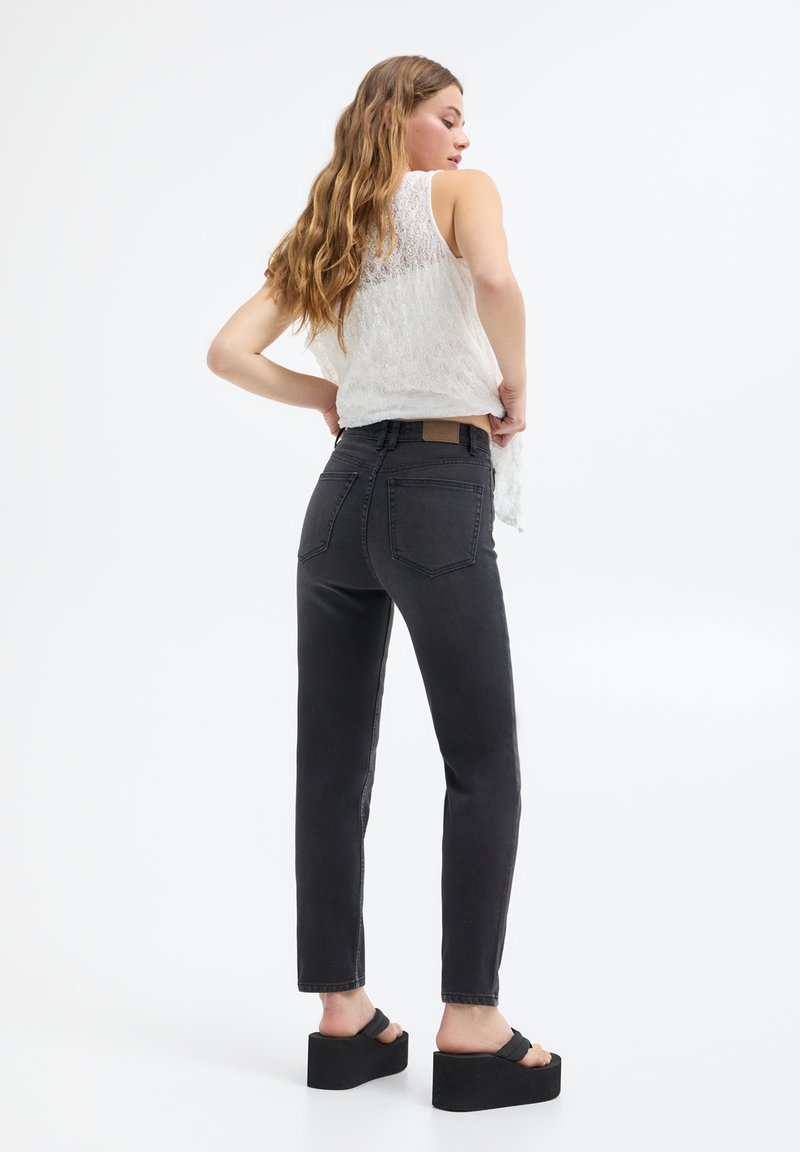 PULL&BEAR PULL&BEAR BASIC MOM COMFORT - Straight leg jeans - black Schlussverkauf