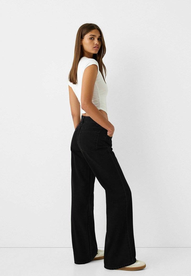 Bershka Bershka Flared Jeans - black Rabatt