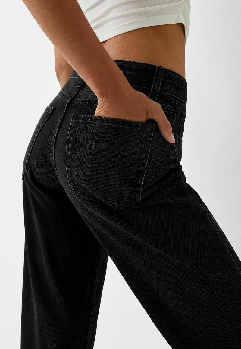 Bershka Bershka Flared Jeans - black Rabatt