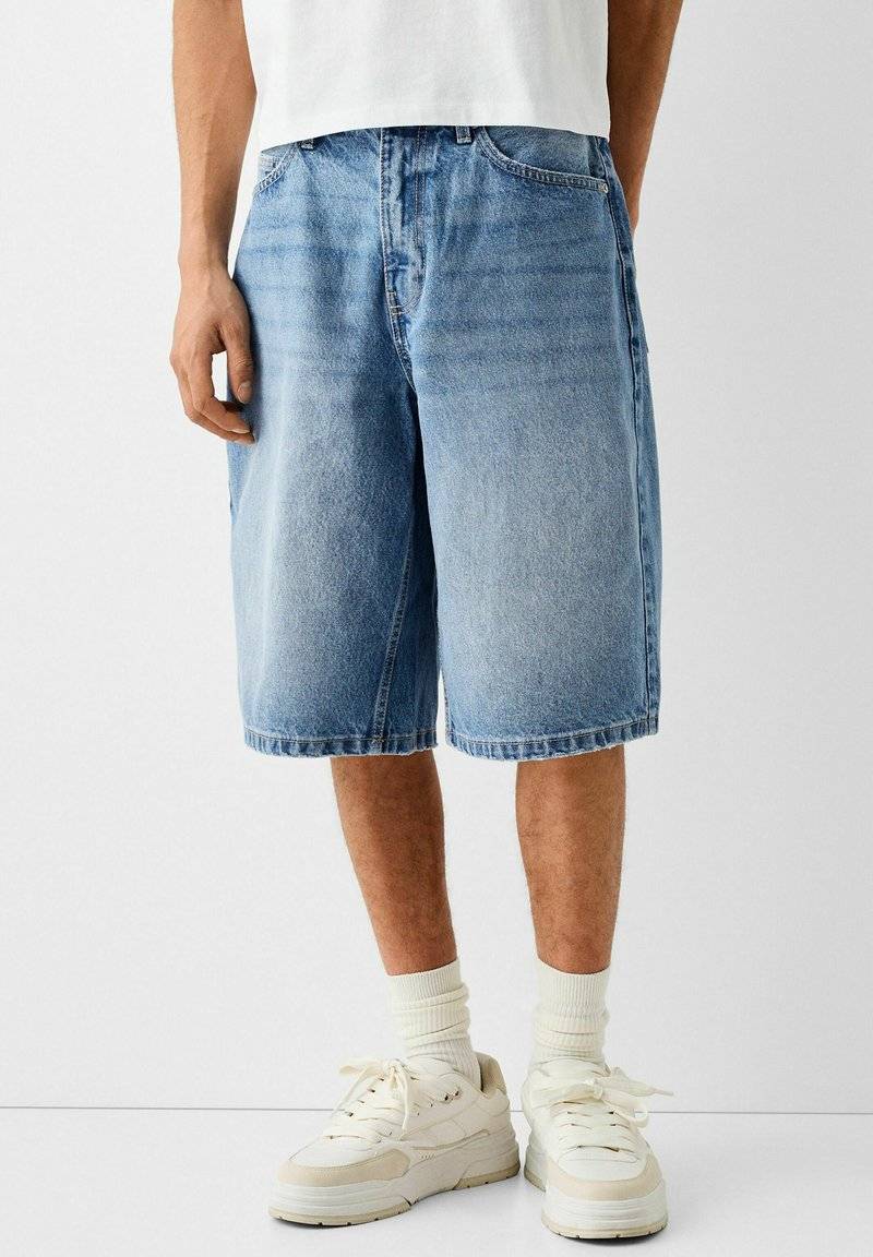 Bershka Bershka BAGGY BERMUDA - Denim shorts - lightblue denim