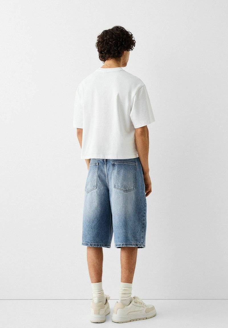 Bershka Bershka BAGGY BERMUDA - Denim shorts - lightblue denim Flash Sale