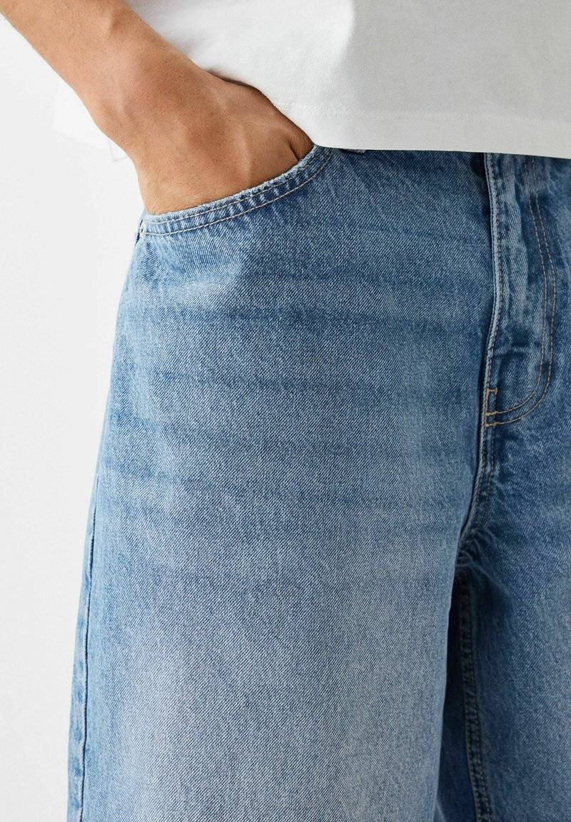 Bershka Bershka BAGGY BERMUDA - Denim shorts - lightblue denim Flash Sale
