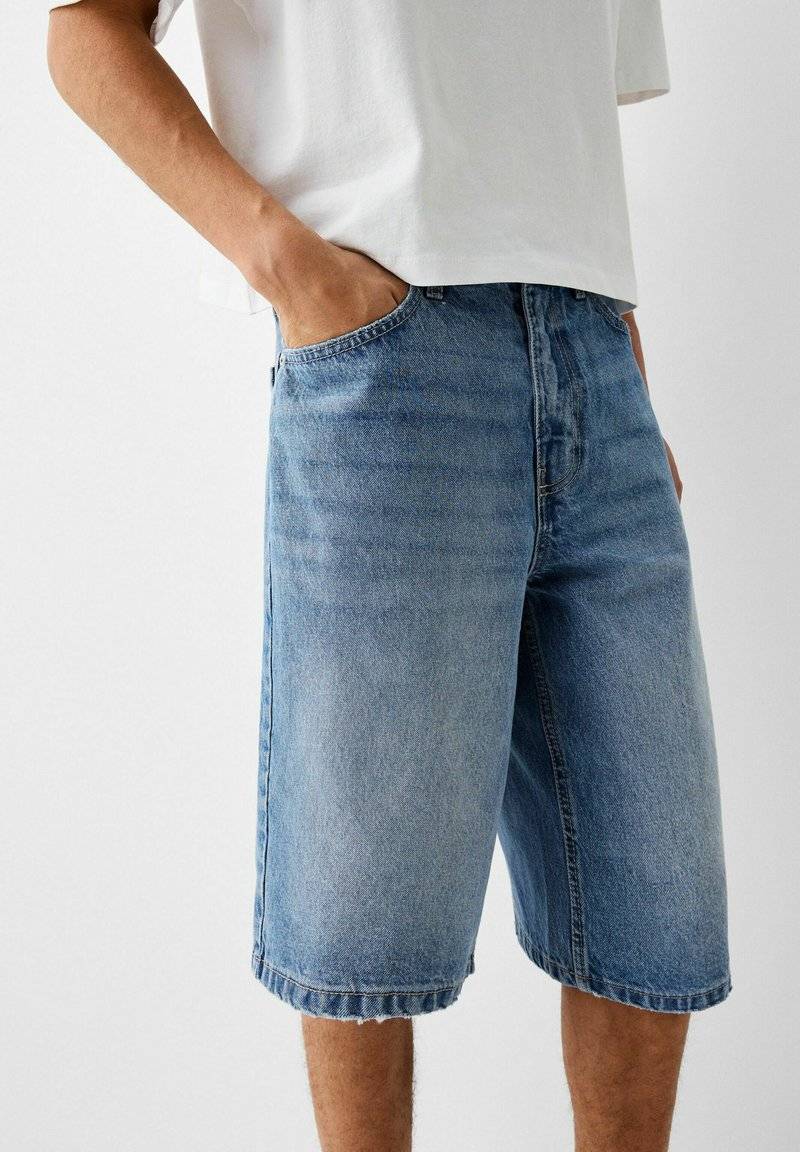 Bershka Bershka BAGGY BERMUDA - Denim shorts - lightblue denim Flash Sale