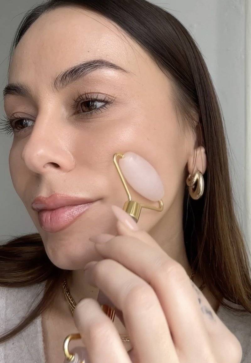 ARI ANWA Skincare ARI ANWA Skincare THE GLOW KIT ROSE – FACE YOGA SET: GUA SHA, ROSENQUARZ ROLLER & 3D MASSAGER - Skincare set - rosa Rabatte dieses Monats
