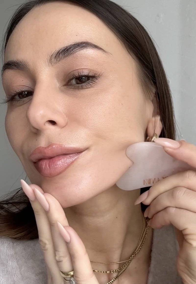 ARI ANWA Skincare ARI ANWA Skincare THE GLOW KIT ROSE – FACE YOGA SET: GUA SHA, ROSENQUARZ ROLLER & 3D MASSAGER - Skincare set - rosa Rabatte dieses Monats