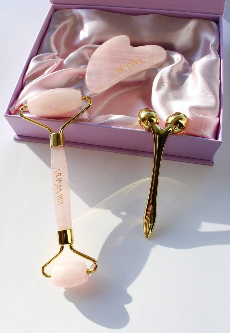 ARI ANWA Skincare ARI ANWA Skincare THE GLOW KIT ROSE – FACE YOGA SET: GUA SHA, ROSENQUARZ ROLLER & 3D MASSAGER - Skincare set - rosa Rabatte dieses Monats