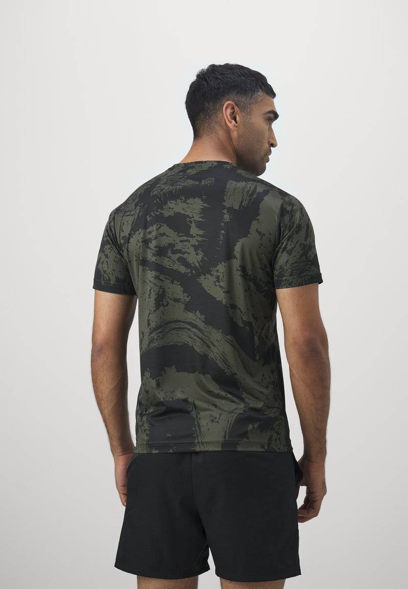 Puma Puma TRAIN ALL DAY TEE - Print T-shirt - dark olive Fabrikpreis