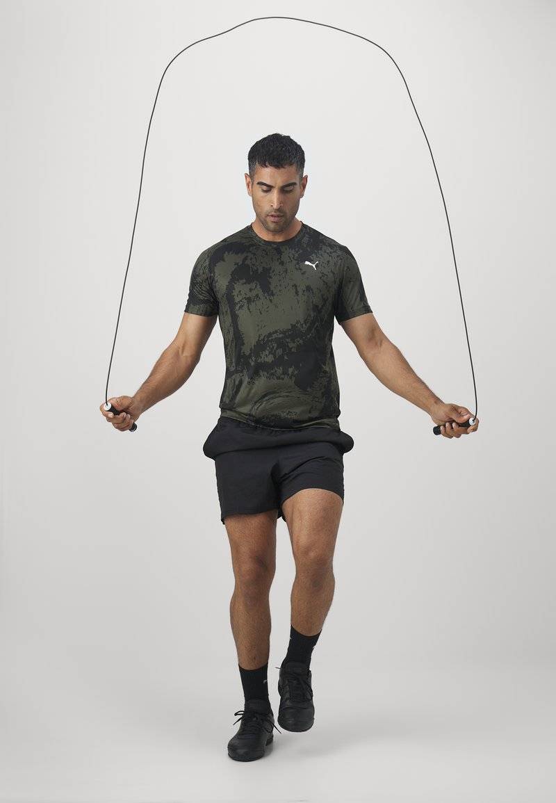 Puma Puma TRAIN ALL DAY TEE - Print T-shirt - dark olive Fabrikpreis