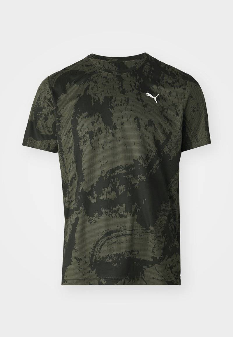 Puma Puma TRAIN ALL DAY TEE - Print T-shirt - dark olive Fabrikpreis