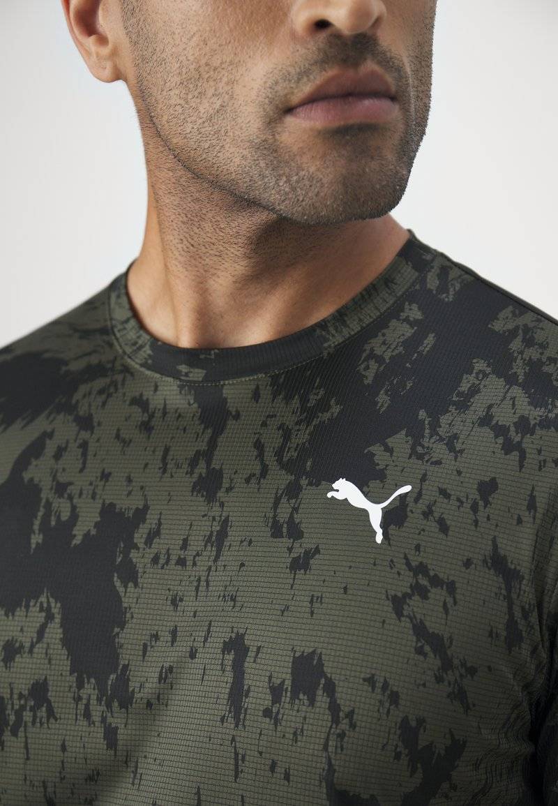 Puma Puma TRAIN ALL DAY TEE - Print T-shirt - dark olive Fabrikpreis