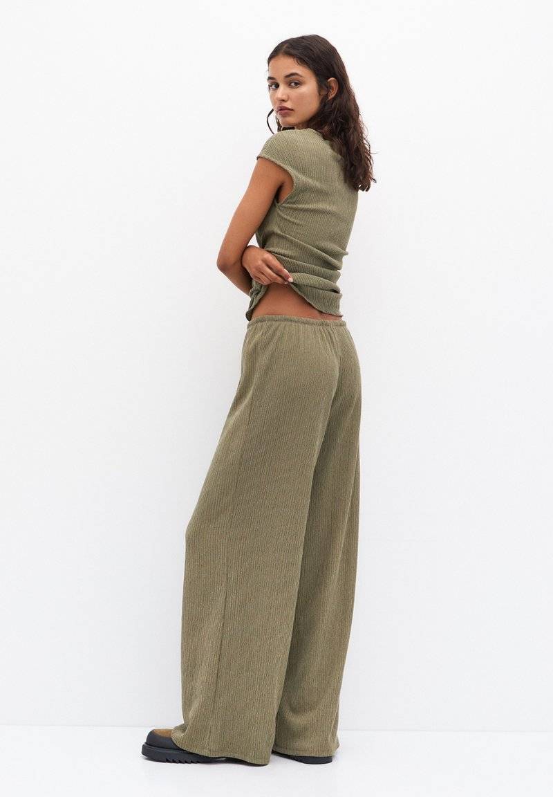PULL&BEAR PULL&BEAR WIDE-LEG FLOWING - Trousers - khaki Lagerräumung