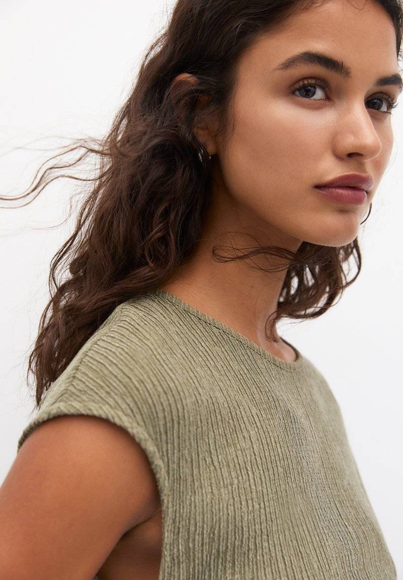 PULL&BEAR PULL&BEAR GATHERED SLEEVELESS - Blouse - khaki Kauf eins, bekomm eins gratis