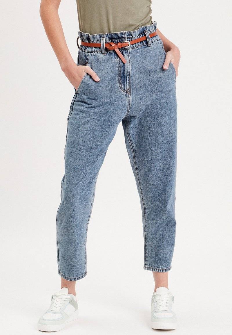 Cache Cache Cache Cache SLOUCHY-MIT GÜRTEL - Jeans Tapered Fit - denim stone Wochenangebot