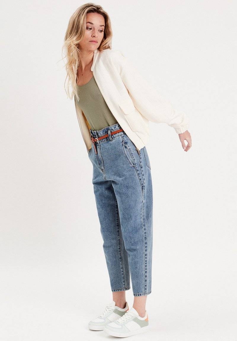 Cache Cache Cache Cache SLOUCHY-MIT GÜRTEL - Jeans Tapered Fit - denim stone Wochenangebot