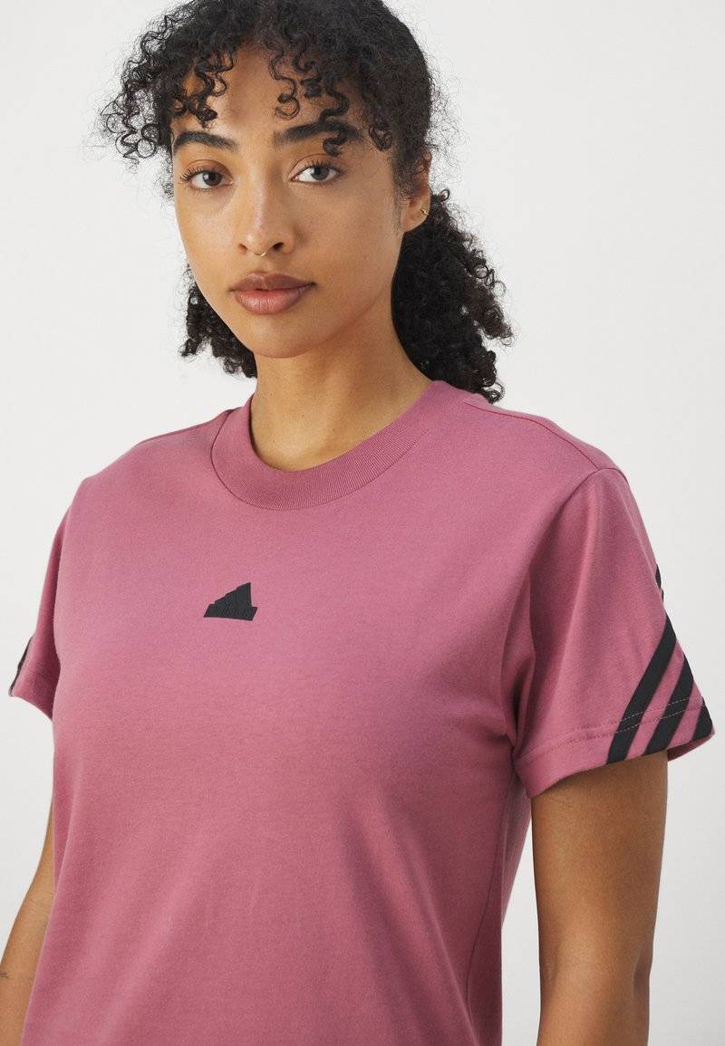 adidas Sportswear adidas Sportswear FUTURE ICONS THREE STRIPES - Print T-shirt - preloved crimson Outlet