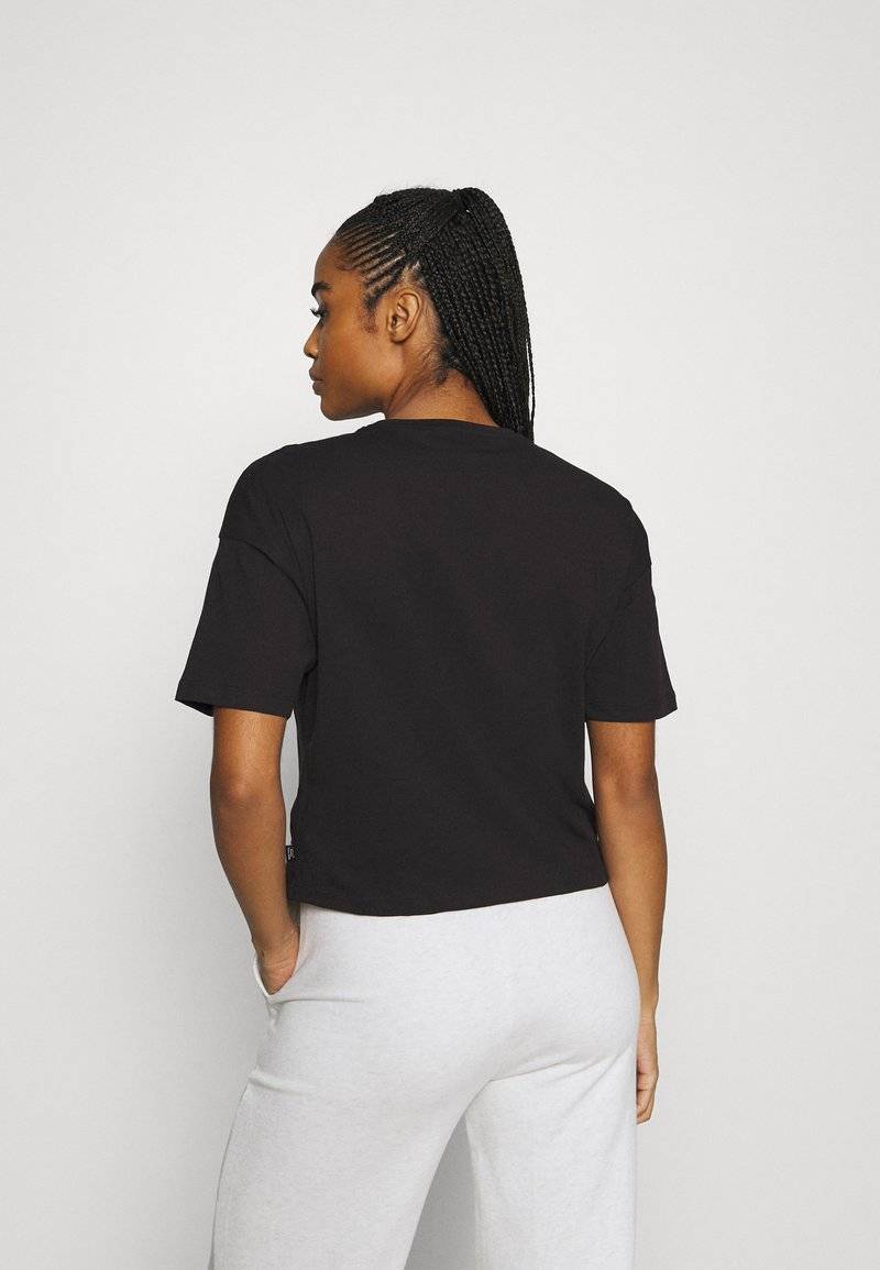 Puma Puma CROPPED LOGO TEE - Print T-shirt - puma black Großer Ausverkauf
