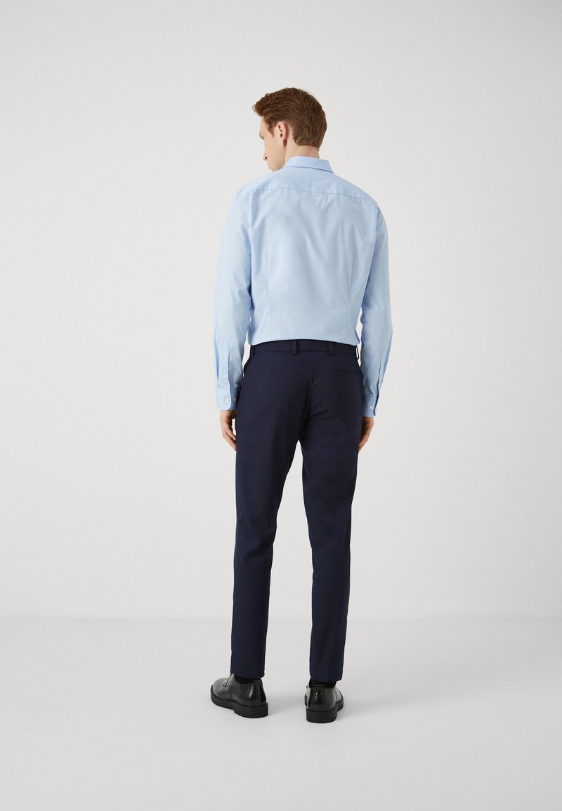 Isaac Dewhirst Isaac Dewhirst BASIC PLAIN SUIT SET - Suit - dark blue Kauf eins, bekomm eins gratis