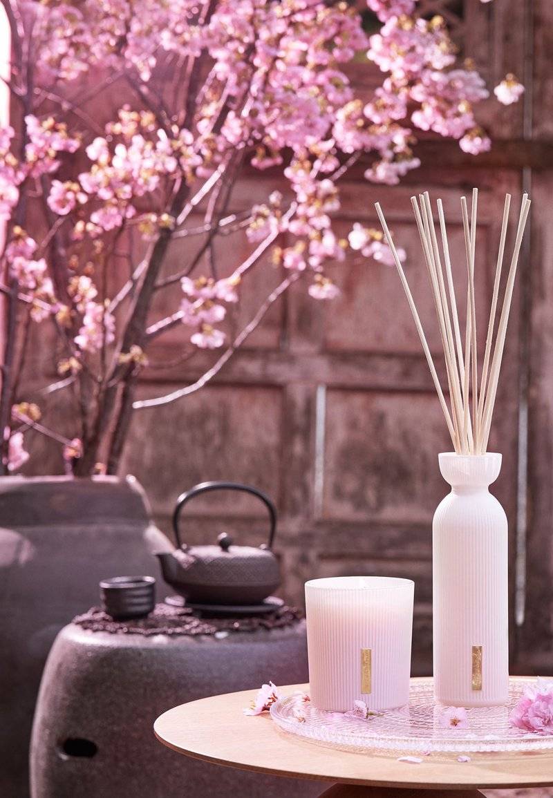Rituals Rituals SCENTED CANDLE THE RITUAL OF SAKURA - FLORAL - CHERRY BLOSSOM & RICE MILK - Scented candle 50% Rabatt mit kostenlosem Versand