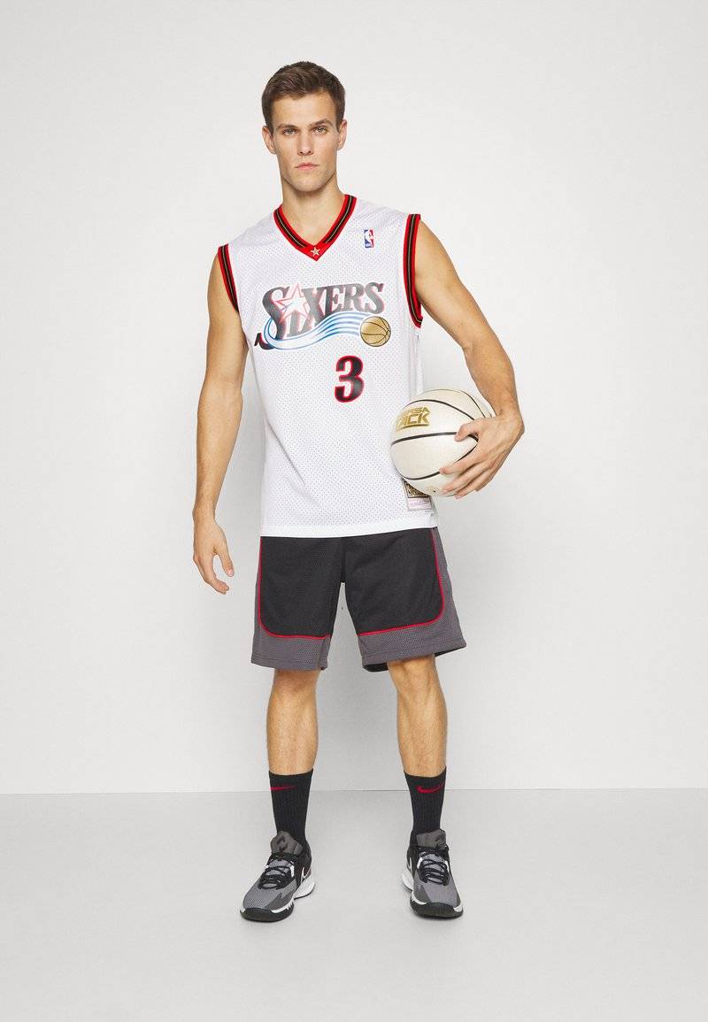Mitchell & Ness Mitchell & Ness NBA ALLEN IVERSON PHILADELPHIA 76ERS SWINGMAN HOME - Club wear - white Rabatt