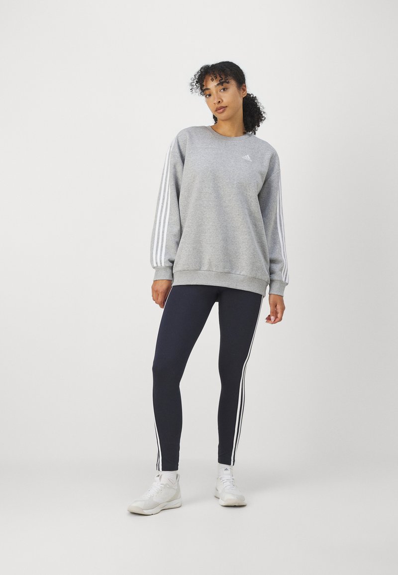 adidas Sportswear adidas Sportswear ESSENTIALS 3 STRIPES OVERSIZED - Sweatshirt 2025