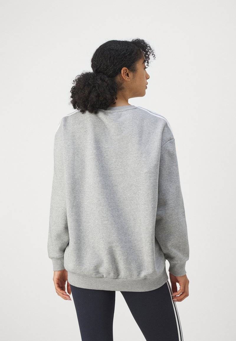 adidas Sportswear adidas Sportswear ESSENTIALS 3 STRIPES OVERSIZED - Sweatshirt 2025