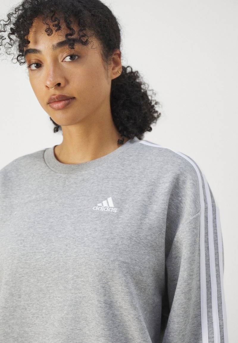 adidas Sportswear adidas Sportswear ESSENTIALS 3 STRIPES OVERSIZED - Sweatshirt 2025