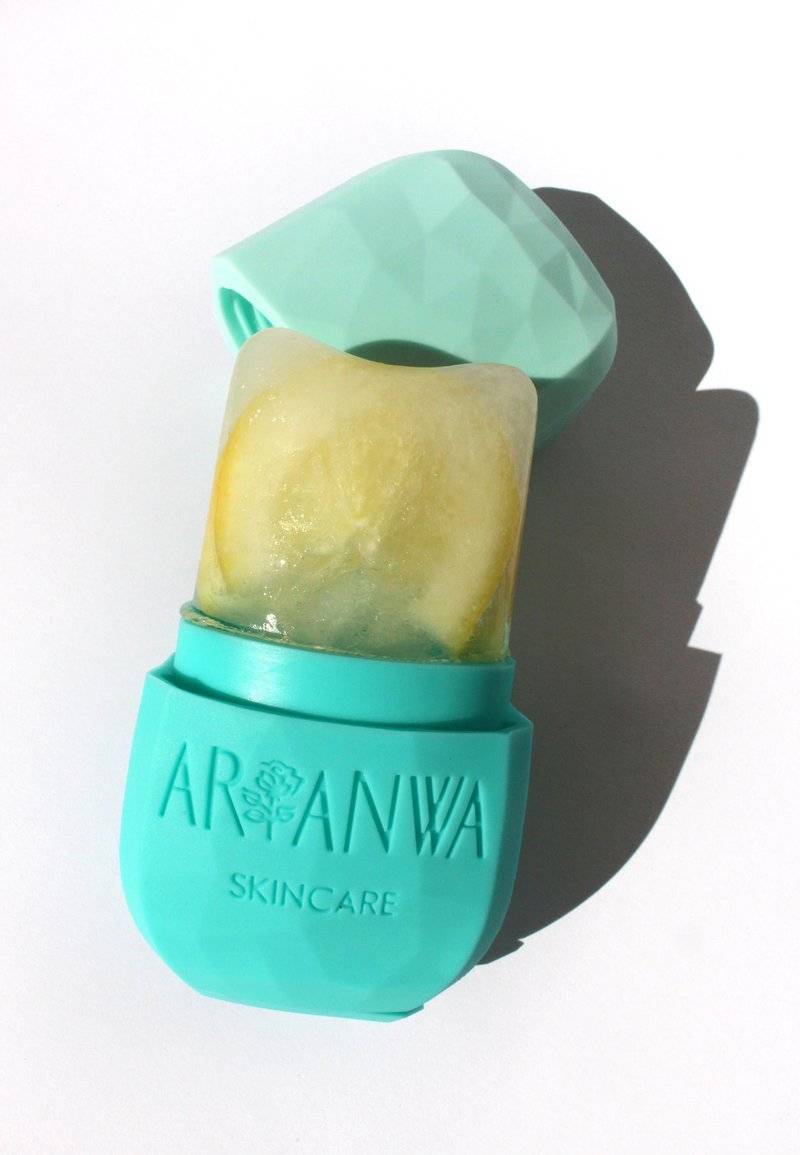 ARI ANWA Skincare ARI ANWA Skincare FACIAL ICE CUBE - MASSAGE ROLLER TOOL - Skincare tool - fresh blue Kostenloser Versand