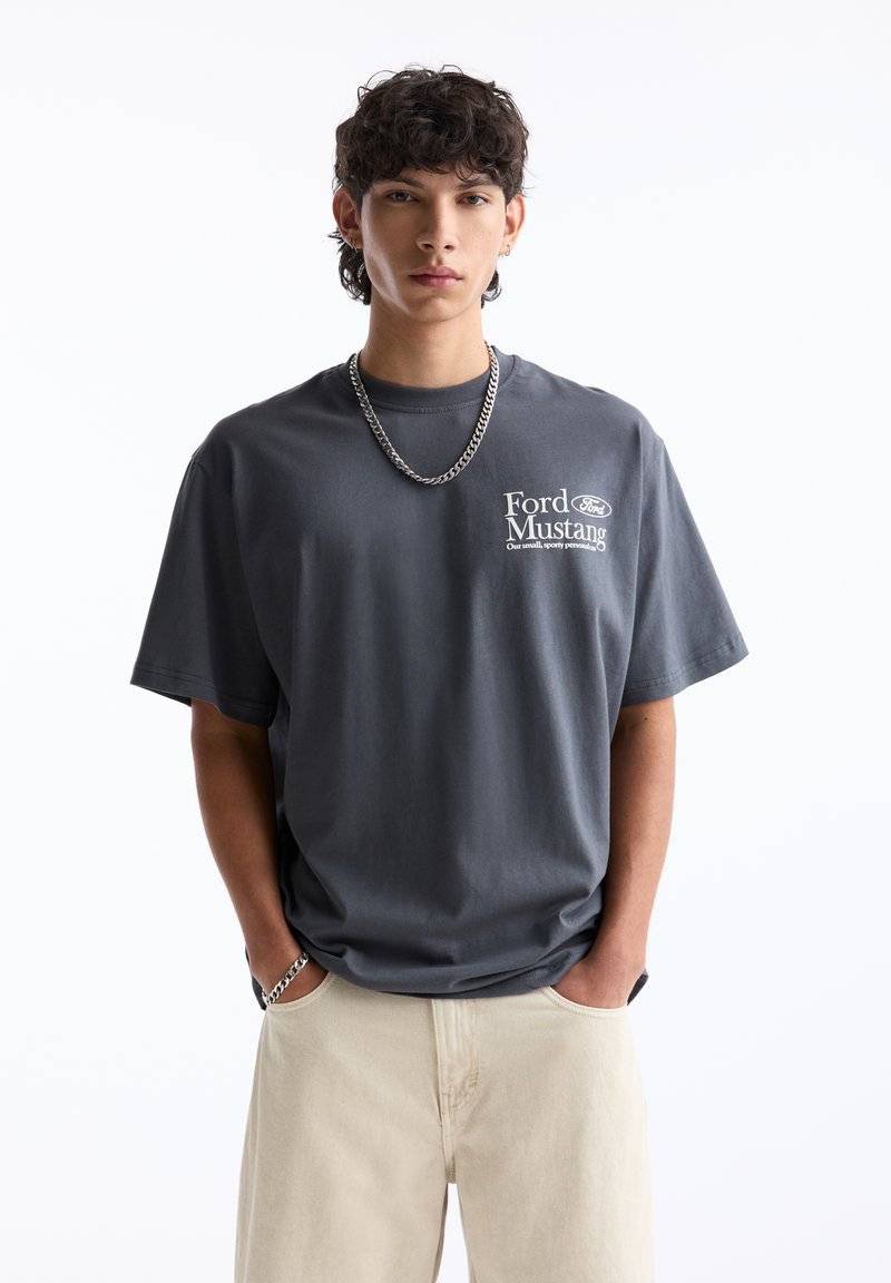 PULL&BEAR PULL&BEAR FORD SHORT SLEEVE - Print T-shirt - grey im Angebot