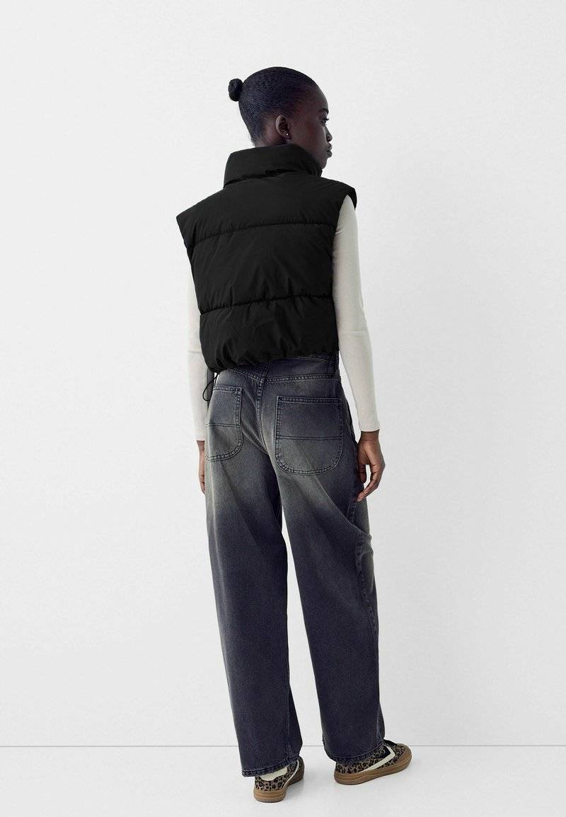 Bershka Bershka CROPPED PUFFER - Waistcoat - black denim Cyber Monday