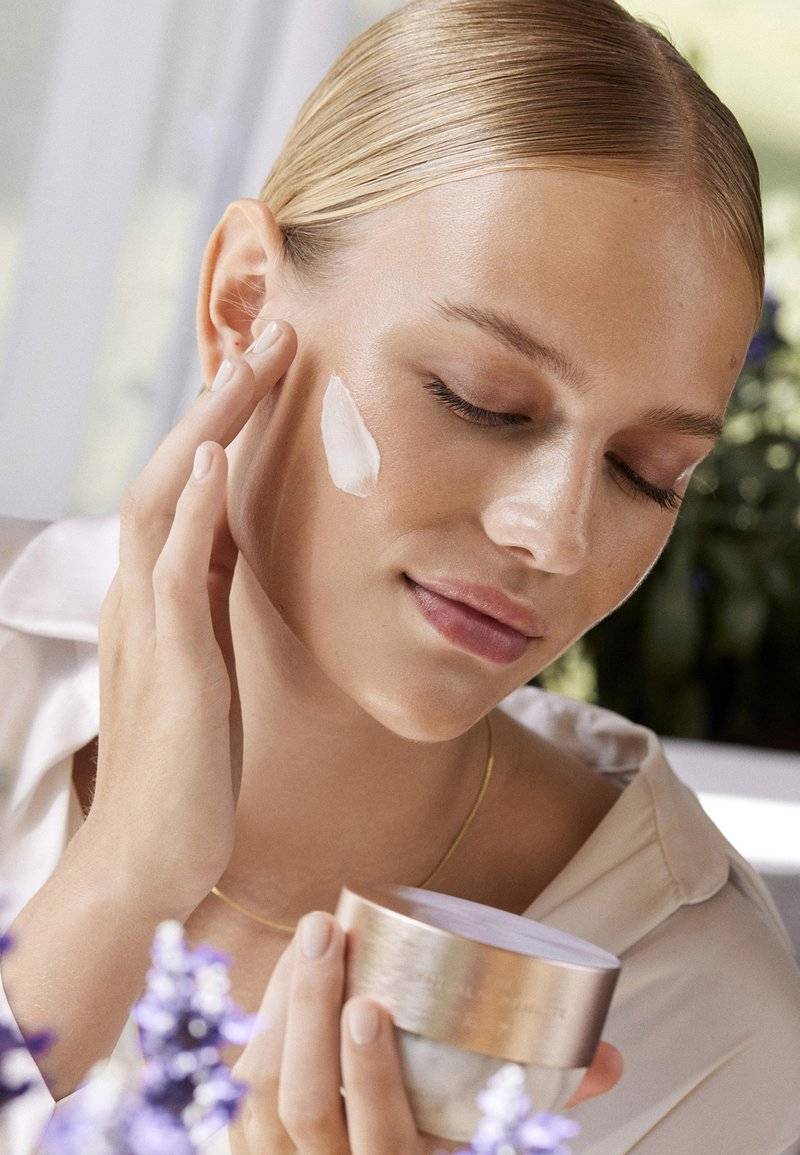 Rituals Rituals THE RITUAL OF NAMASTE GLOW ANTI-AGEING DAY CREAM REFILL - Face cream 50% Rabatt mit kostenlosem Versand