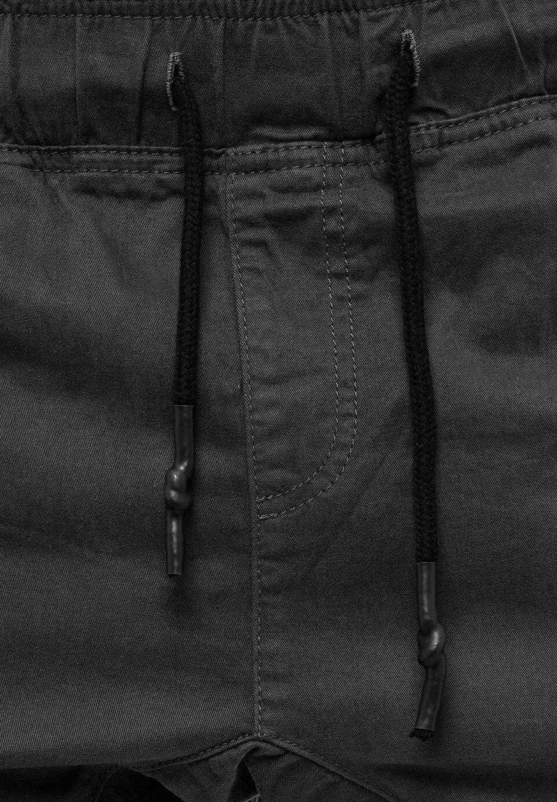 Tazzio Tazzio Cargo trousers - anthrazit Limitierter Zeitrabatt