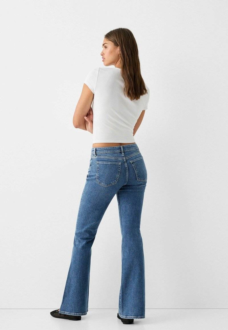 Bershka Bershka Flared Jeans - light blue denim Rabatt