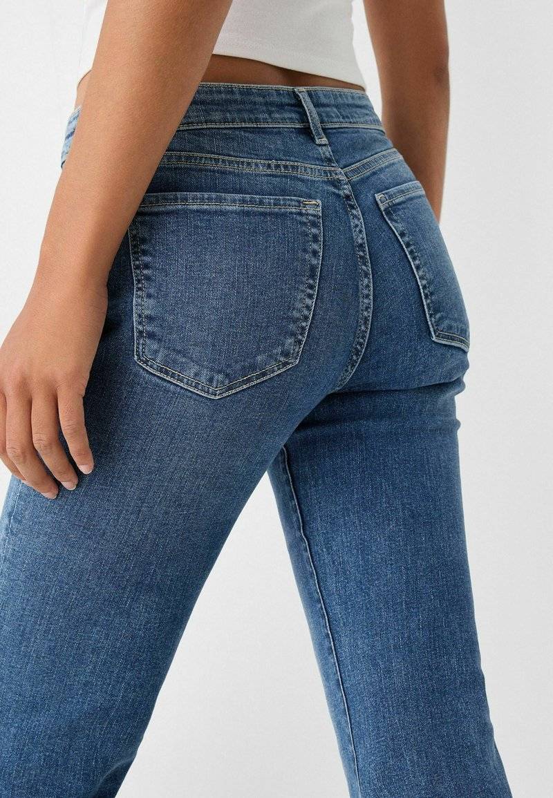 Bershka Bershka Flared Jeans - light blue denim Rabatt