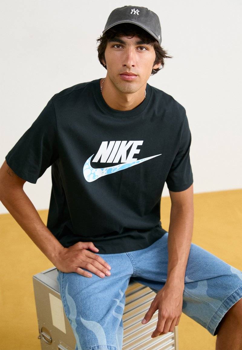Nike Sportswear Nike Sportswear TEE FUTURA - Print T-shirt - black Jubiläumsangebot