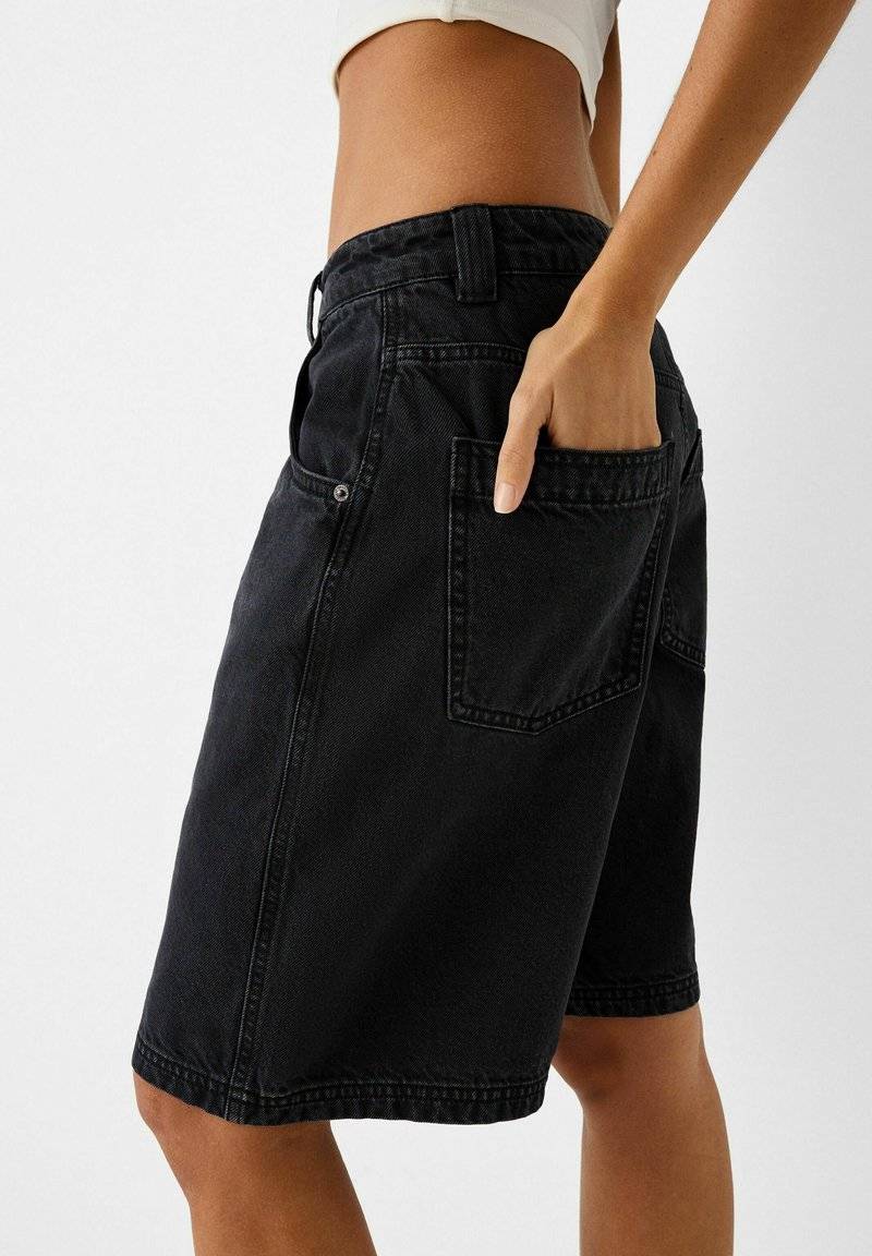 Bershka Bershka BERMUDA - Denim shorts - black Heißer Verkauf