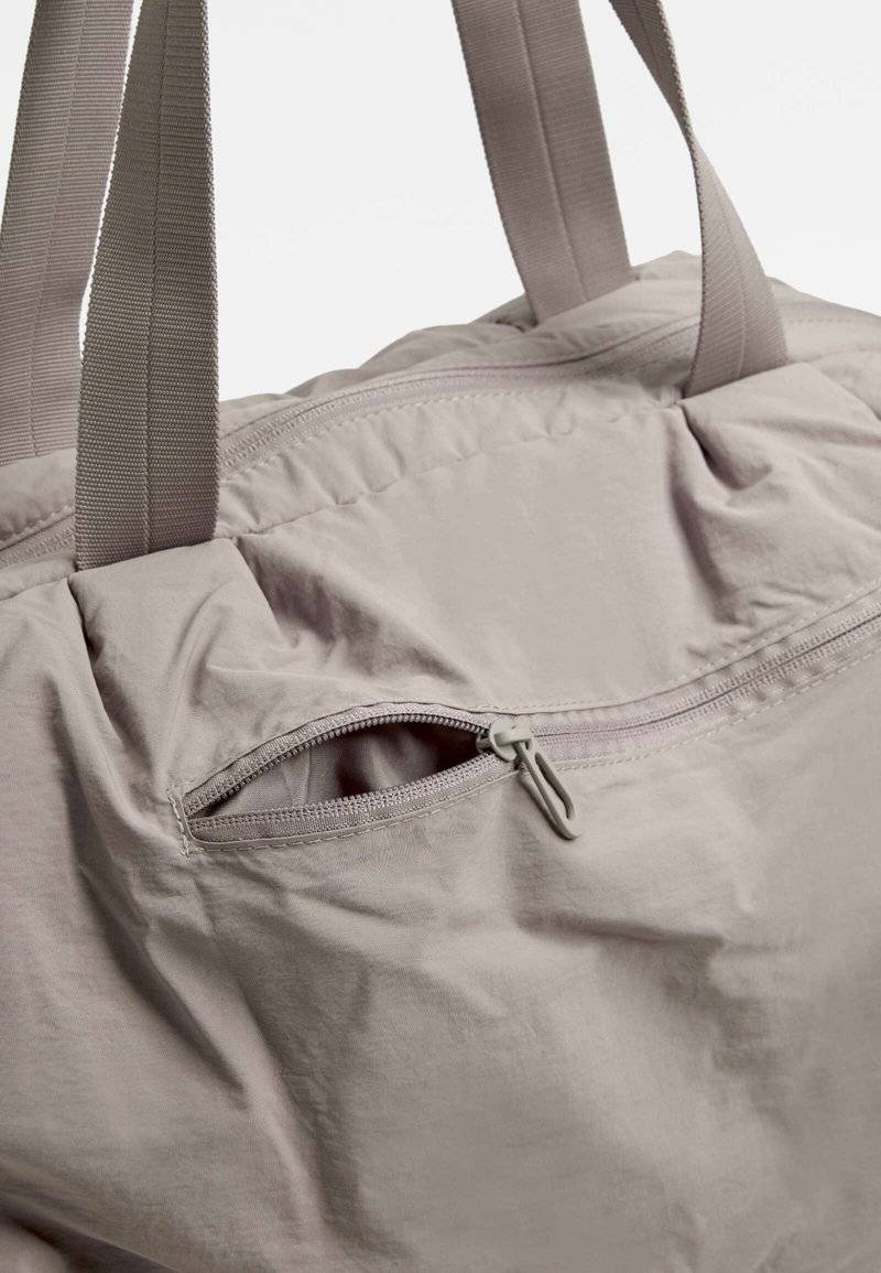 OYSHO OYSHO RUCHED - Holdall - grey Saisonale Angebote