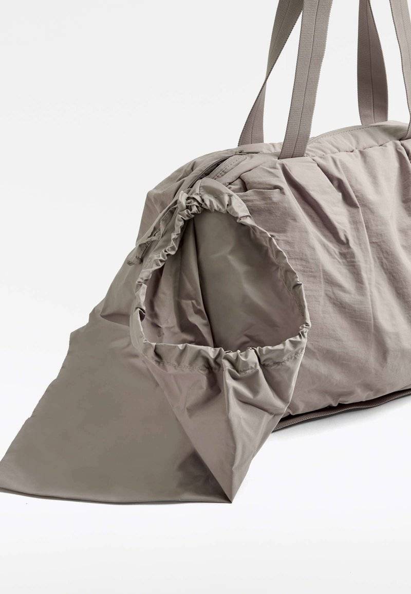 OYSHO OYSHO RUCHED - Holdall - grey Saisonale Angebote