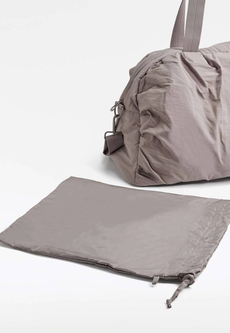 OYSHO OYSHO RUCHED - Holdall - grey Saisonale Angebote
