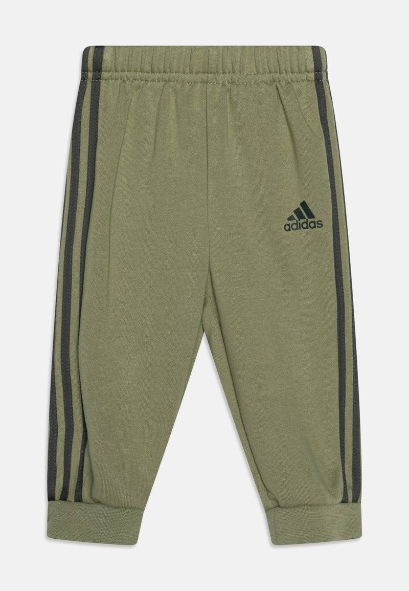 adidas Performance adidas Performance ESSENTIALS ALLOVER PRINTED - Tracksuit - tent green VIP-Rabatte