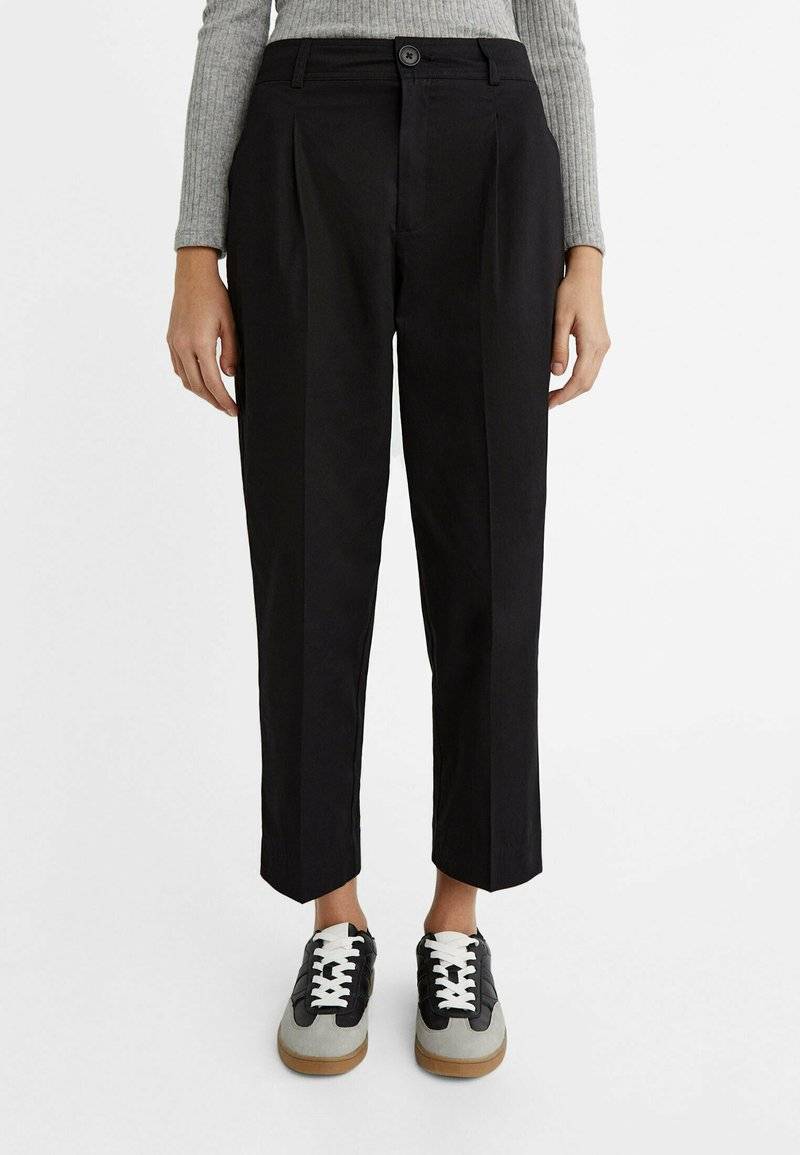 Stradivarius Stradivarius CARROT WITH DARTS DETAIL - Trousers - black