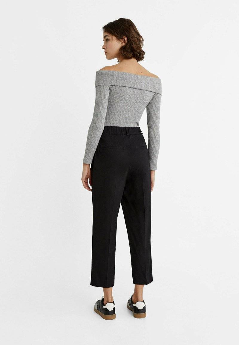 Stradivarius Stradivarius CARROT WITH DARTS DETAIL - Trousers - black Black Friday