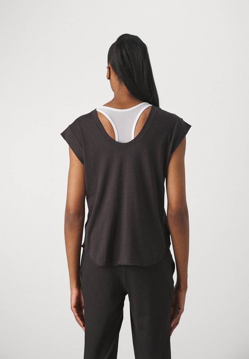 Puma Puma STUDIO FOUNDATIONS TEE - Sports T-shirt - black Limitierter Zeitrabatt
