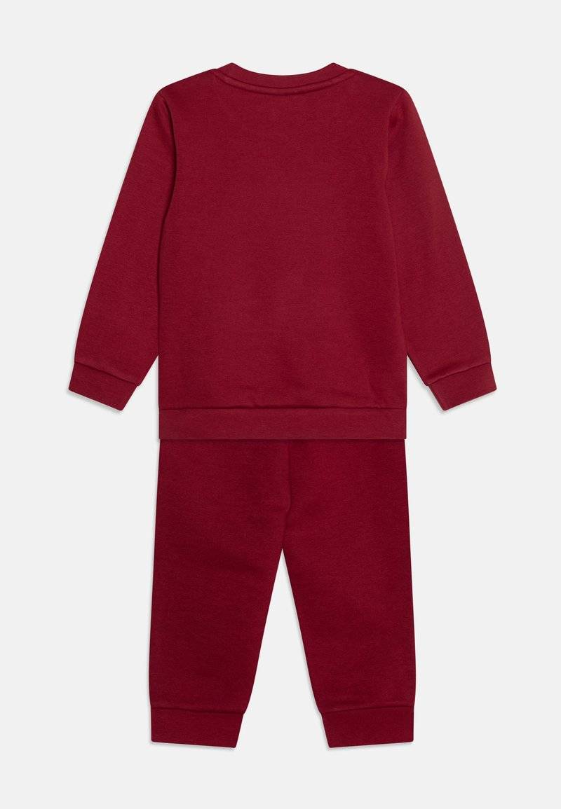 Puma Puma MINICATS CREW JOGGER UNISEX SET - Tracksuit - intense red Muttertagsangebot