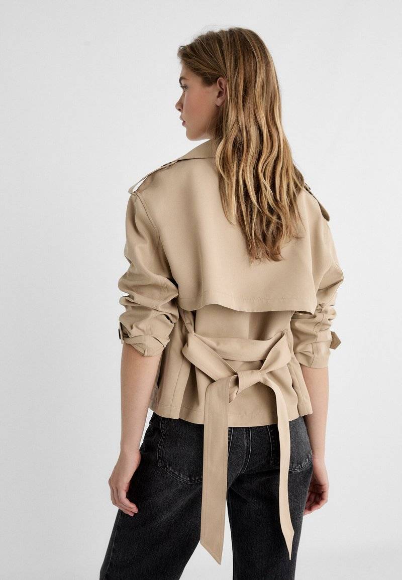 Stradivarius Stradivarius WITH BELT - Summer jacket - beige Räumungsverkauf