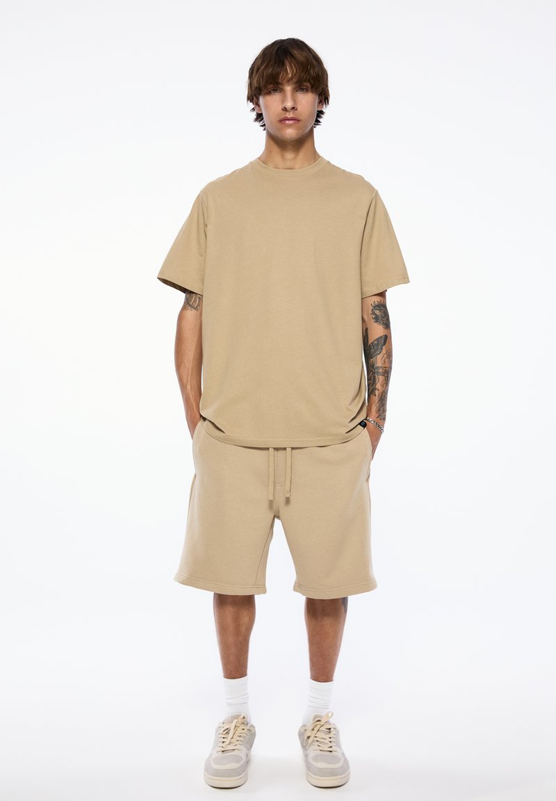 PULL&BEAR PULL&BEAR SET BERMUDA SHORTS AND T-SHIRT - Tracksuit bottoms - sand