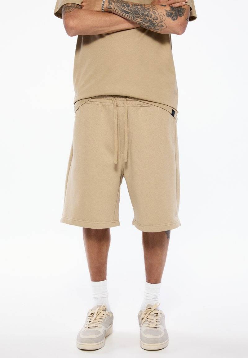 PULL&BEAR PULL&BEAR SET BERMUDA SHORTS AND T-SHIRT - Tracksuit bottoms - sand Super Sparpreis